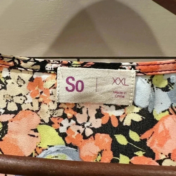 SO V-neck Floral Cinch Blouse- Juniors XXL - Picture 3 of 5